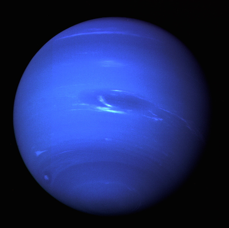Một bức ảnh chụp toàn bộ một mặt của Sao Hải Vương, hiển thị một màu xanh đậm và một vài vệt mây trắng.