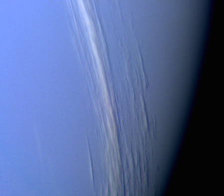 Ảnh chụp cận cảnh Sao Hải Vương nơi nó xuất hiện một đám mây trắng dài màu tím nhạt trải dài trên đó.