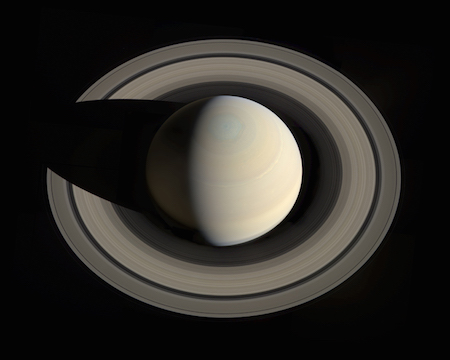 Một bức ảnh chụp sao Thổ nhìn xuống nó, cho thấy rõ các vành đai của nó. Bóng của sao Thổ đổ xuống phía bên trái của các vòng.