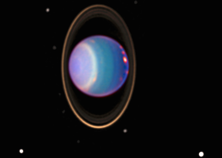 Một bức ảnh chụp Sao Thiên Vương màu xanh lam và tím được bao quanh bởi một vòng thẳng đứng màu cam.