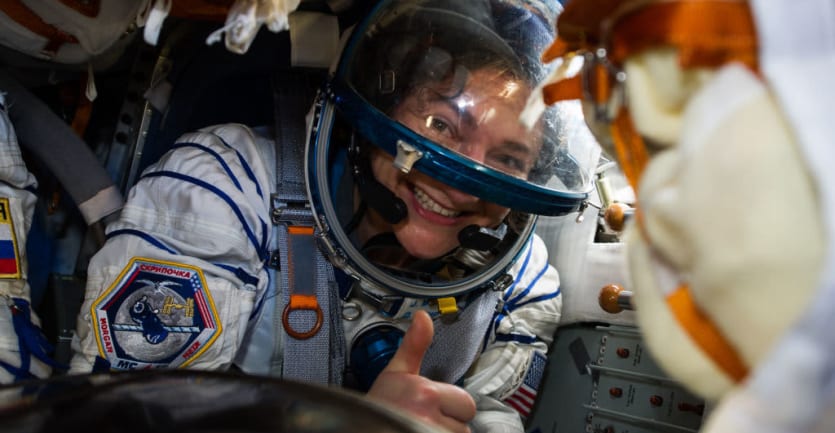 Phi hành gia Hoa Kỳ Jessica Meir của NASA ủng hộ sau khi hạ cánh trên tàu Soyuz MS-15 cùng với hai thành viên phi hành đoàn khác của ISS Expedition 62 ở Kazakhstan.