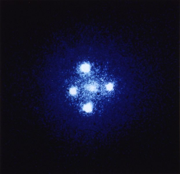 Chữ thập Einstein là một ví dụ về thấu kính hấp dẫn.