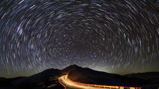 Không-thời gian: Hình ảnh vệt sao phơi sáng dài được chụp tại núi Hehuan, Đài Loan.