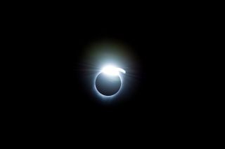 Trong nhật thực toàn phần vào ngày 21 tháng 8 năm 2017, bạn có thể thấy hiệu ứng chiếc nhẫn kim cương của hiện tượng này. Bức ảnh này được chụp từ trên máy bay NASA Gulfstream III bay 25.000 feet (7.620 mét) qua bờ biển Oregon.