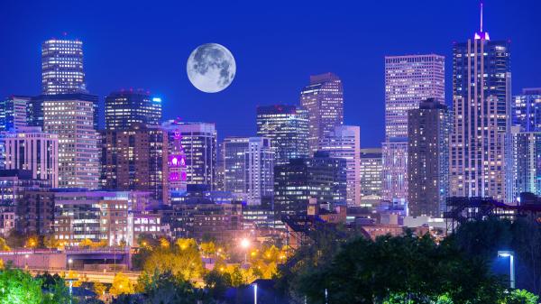 Trăng tròn trên Denver, Colorado, Hoa Kỳ.