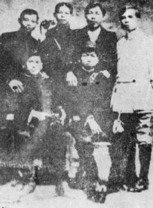 Bác Tôn (áo trắng) cùng các bạn thợ Việt Nam tại thành phố Toulon (1919)